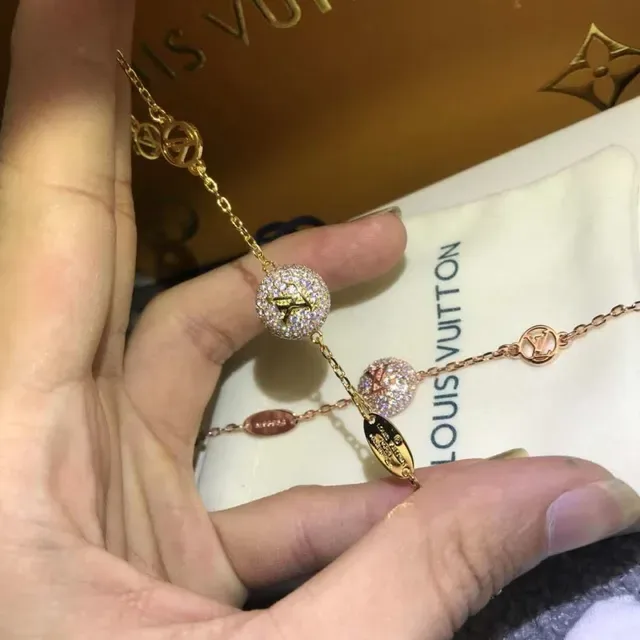 سوار لويس فتون كرة متلألئة بلون ذهبي وردي LV مونوغرام 3