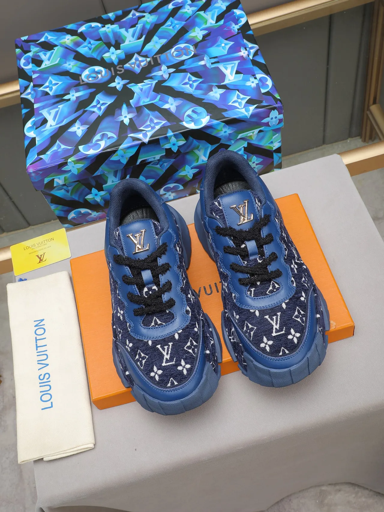 Louis Vuitton Run Away bleu marine monogram baskets chunky 2