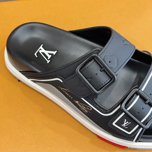 Louis Vuitton Run Away Slide Negro Blanco dos tiras hebilla cierre detalle piping sandalias 4