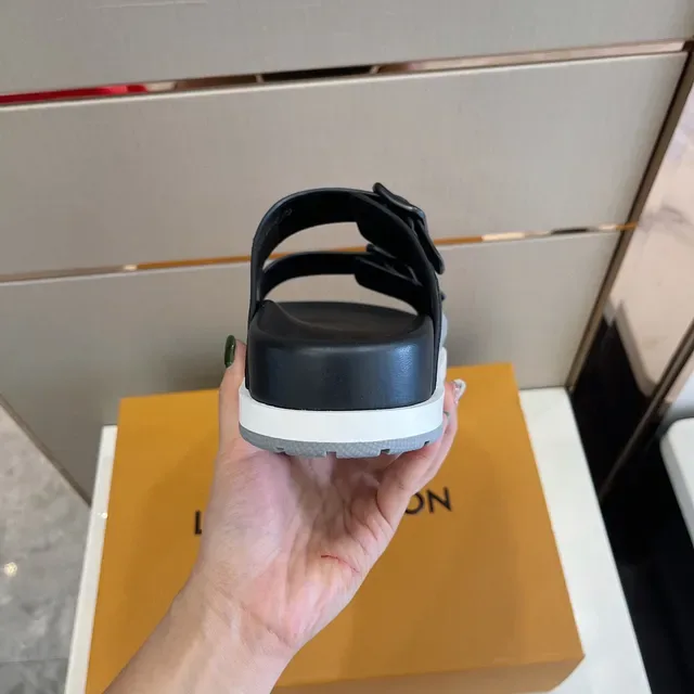 Louis Vuitton Run Away Slide Negro Blanco dos tiras hebilla cierre detalle piping sandalias 5