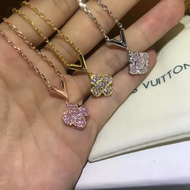Louis Vuitton Collar con colgante de flor de cristal rosa V-Bail tono plateado 2