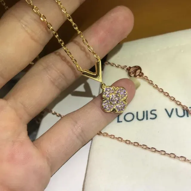 Louis Vuitton Collar con colgante de flor de cristal rosa V-Bail tono plateado 3