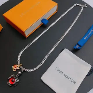 Louis Vuitton Crânio e Olho Vermelho Charm Colar