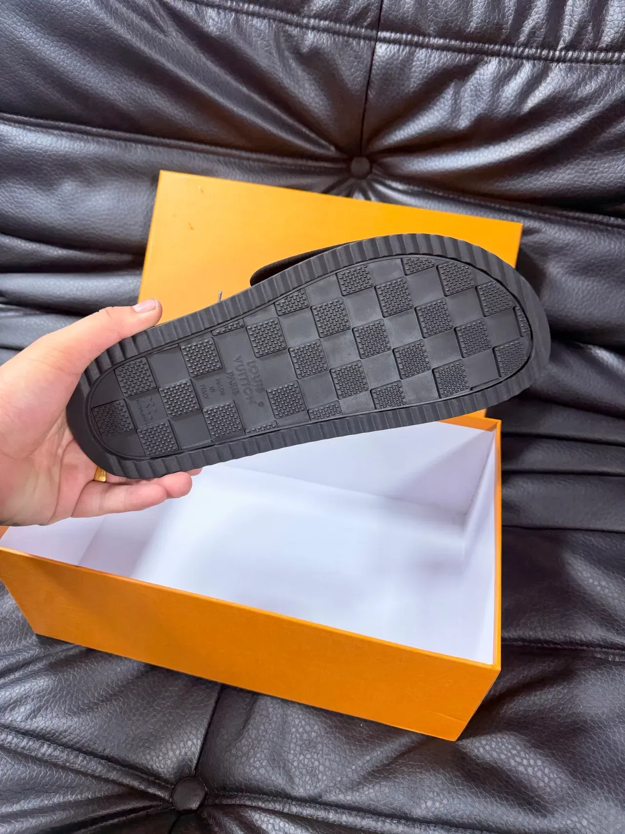Louis Vuitton Slide Noir Doré Monogrammée Toile Supérieure Logo Patch 2