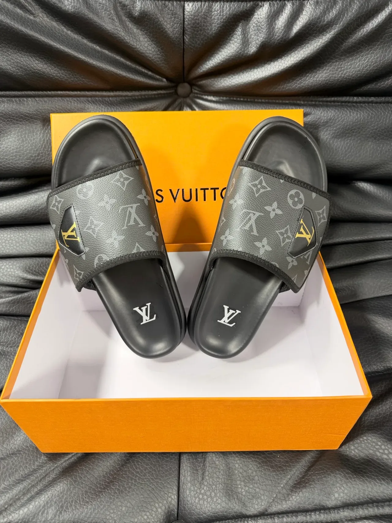Louis Vuitton Slide Noir Doré Monogrammée Toile Supérieure Logo Patch 3
