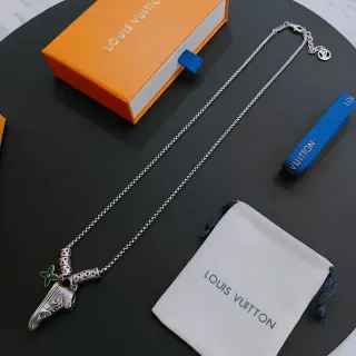 Colar Louis Vuitton pendentif sneaker corrente silver-tone