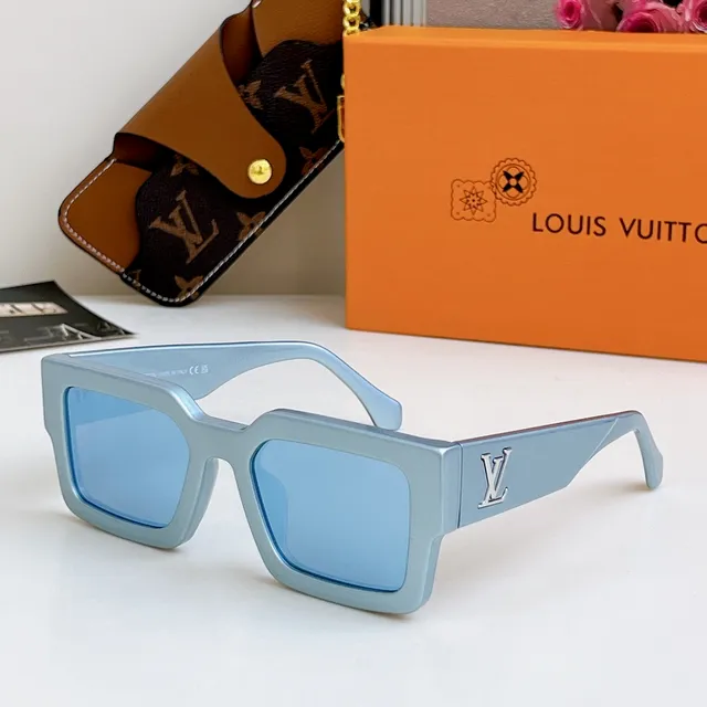 Louis Vuitton Lunettes de soleil Monture Carrée Noire 3
