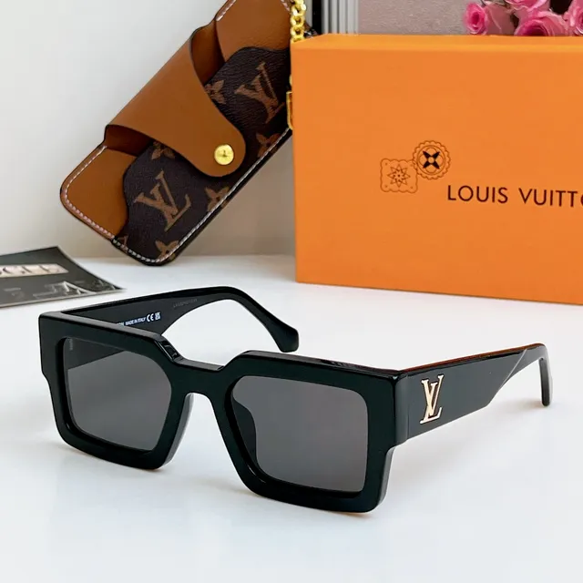 Louis Vuitton Lunettes de soleil Monture Carrée Noire 4