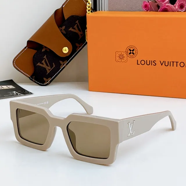 Louis Vuitton Lunettes de soleil Monture Carrée Noire 5