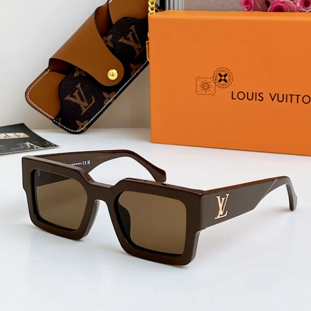 Louis Vuitton Lunettes de soleil Monture Carrée Noire 7