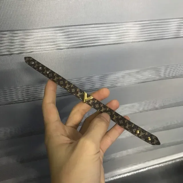 Louis Vuitton V سوار كانفاس مونوجرام مشبك ذهبي 2