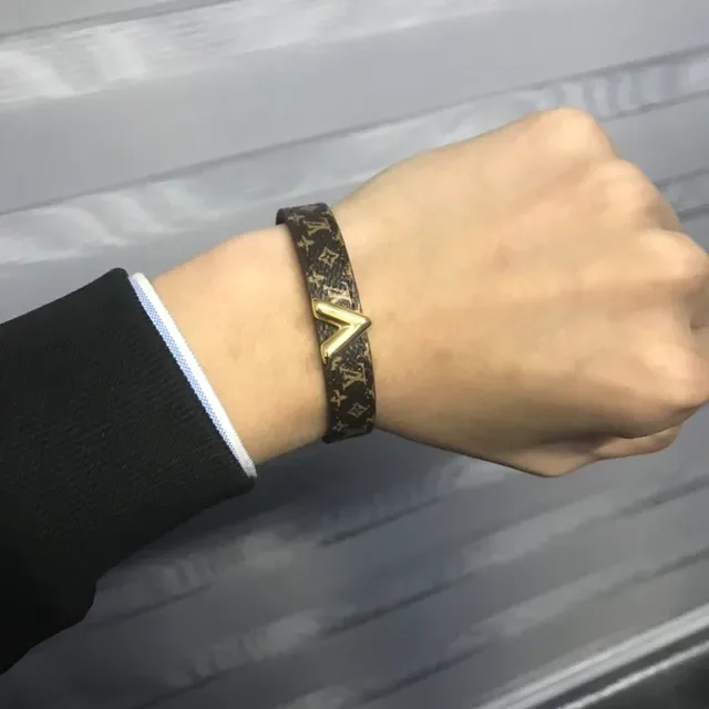 Louis Vuitton V سوار كانفاس مونوجرام مشبك ذهبي 3