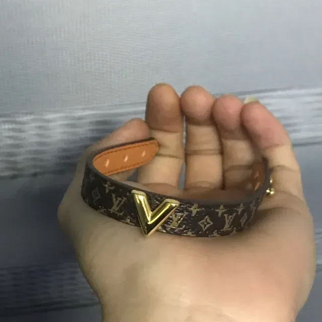 Louis Vuitton V سوار كانفاس مونوجرام مشبك ذهبي 4