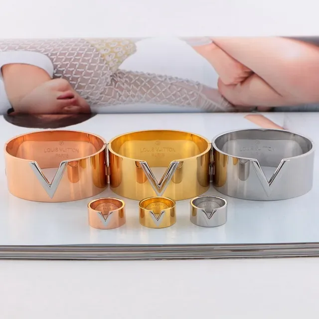 Louis Vuitton V Ring Rose Gold Yellow Gold Silver Tone Rings 2