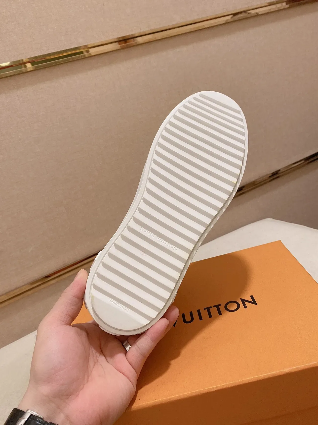 Louis Vuitton أحذية رياضية أسلوب حياة بيضاء وبنية جلد التمساح مطبق بتقنية الكروك مع نعل منصة 2