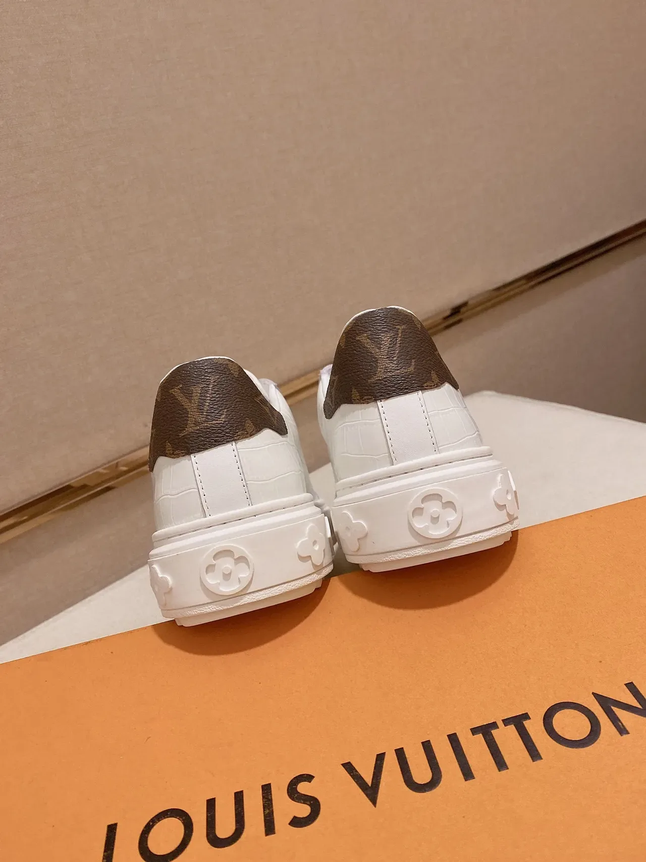 Louis Vuitton أحذية رياضية أسلوب حياة بيضاء وبنية جلد التمساح مطبق بتقنية الكروك مع نعل منصة 4