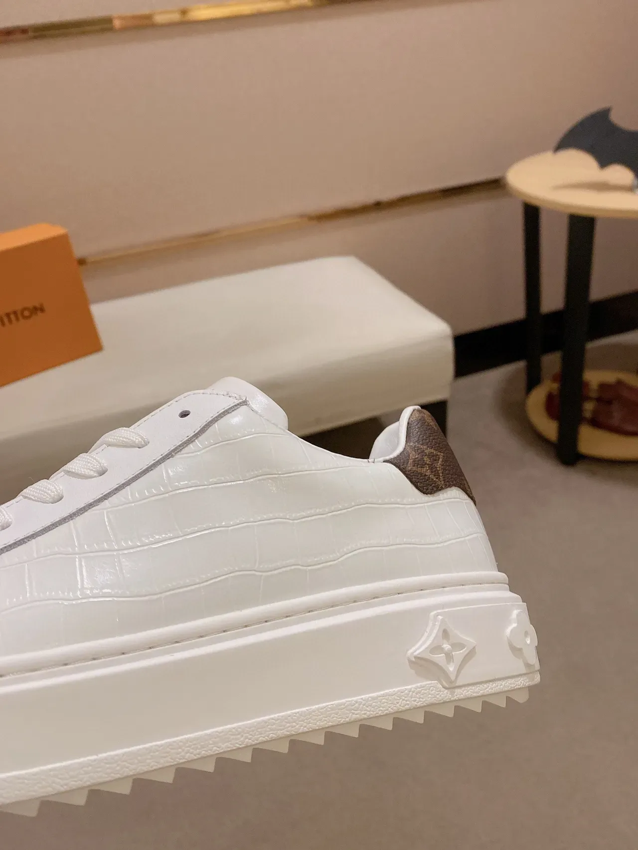 Louis Vuitton أحذية رياضية أسلوب حياة بيضاء وبنية جلد التمساح مطبق بتقنية الكروك مع نعل منصة 5