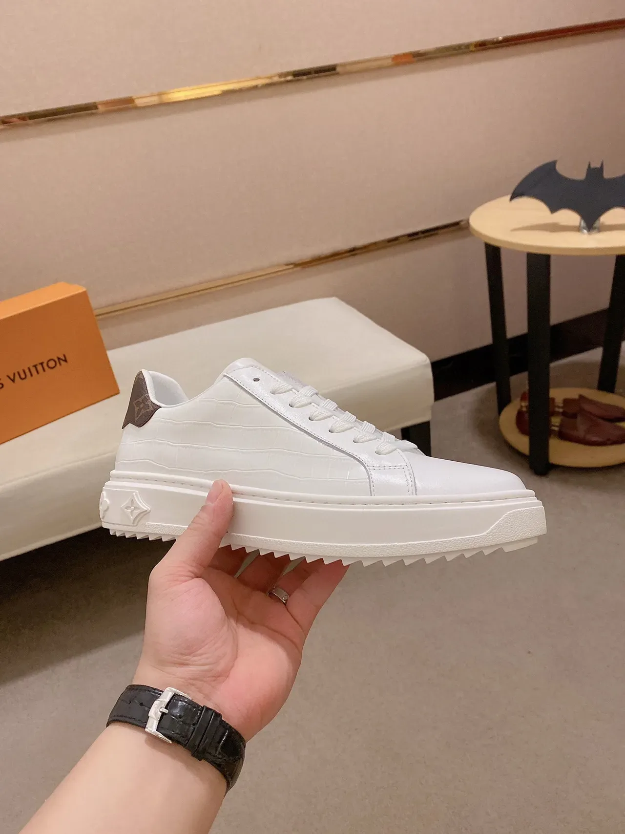 Louis Vuitton أحذية رياضية أسلوب حياة بيضاء وبنية جلد التمساح مطبق بتقنية الكروك مع نعل منصة 8