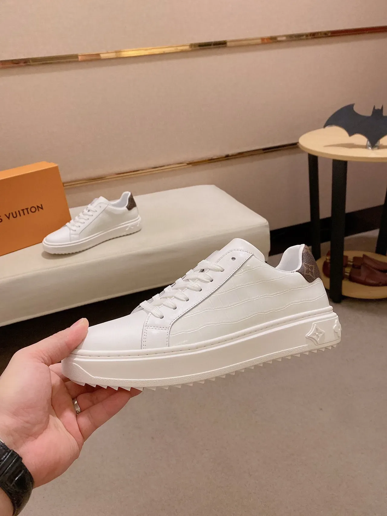 Louis Vuitton أحذية رياضية أسلوب حياة بيضاء وبنية جلد التمساح مطبق بتقنية الكروك مع نعل منصة 9