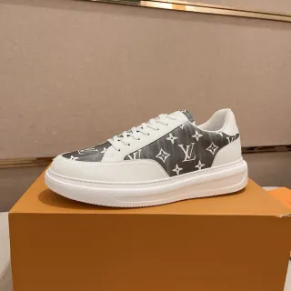 Louis Vuitton Sneakers Lifestyle Blancos y Grises Low-Top con Panel Monogramado