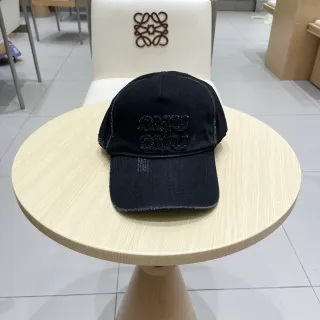 Miu Miu काला distressed denim एम्ब्रॉयडर्ड लॉगो बेसबॉल कैप