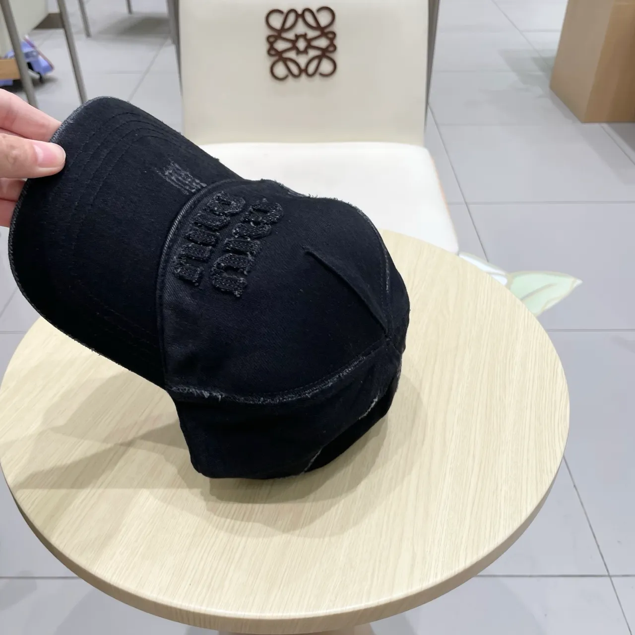 Miu Miu 黑色 distressed denim 刺绣 logo 棒球帽 4