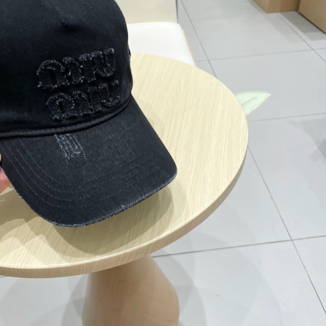 Miu Miu 黑色 distressed denim 刺绣 logo 棒球帽 7