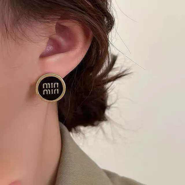 Miu Miu गुलाबी सोना गोल स्टड इनामेल चेहरा कर्णफूल 3