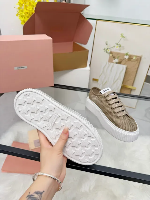 Miu Miu Tênis Plataforma Bege Branco Malha Superior Solado Texturizado Lifestyle 2
