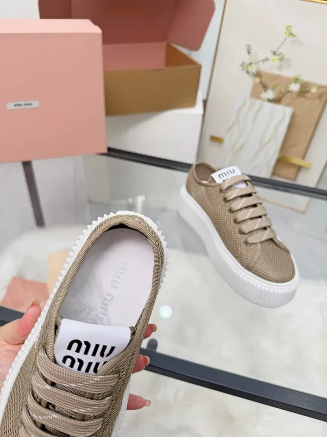 Miu Miu Tênis Plataforma Bege Branco Malha Superior Solado Texturizado Lifestyle 3