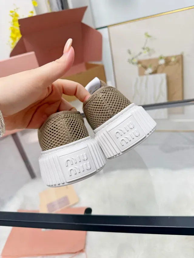 Miu Miu Tênis Plataforma Bege Branco Malha Superior Solado Texturizado Lifestyle 4