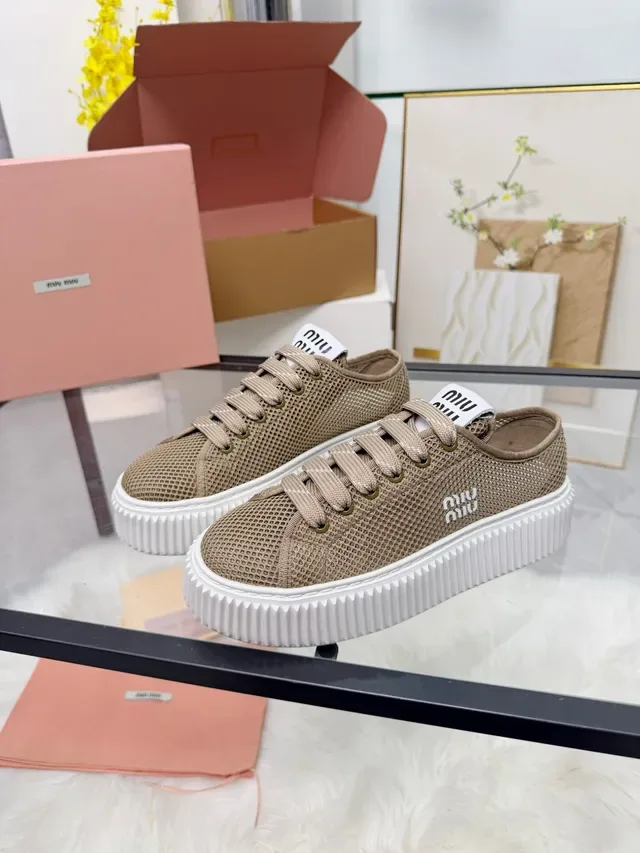 Miu Miu Tênis Plataforma Bege Branco Malha Superior Solado Texturizado Lifestyle 5