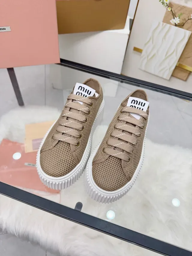 Miu Miu Tênis Plataforma Bege Branco Malha Superior Solado Texturizado Lifestyle 6