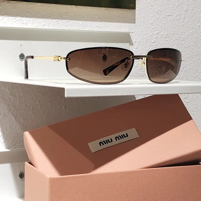 Miu Miu Lunettes de Soleil Rectangulaires Sans Monture Métal Noir 9