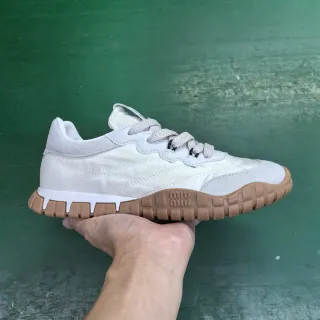 Miu Miu Wander Off-White 和 Beige 生活方式运动鞋