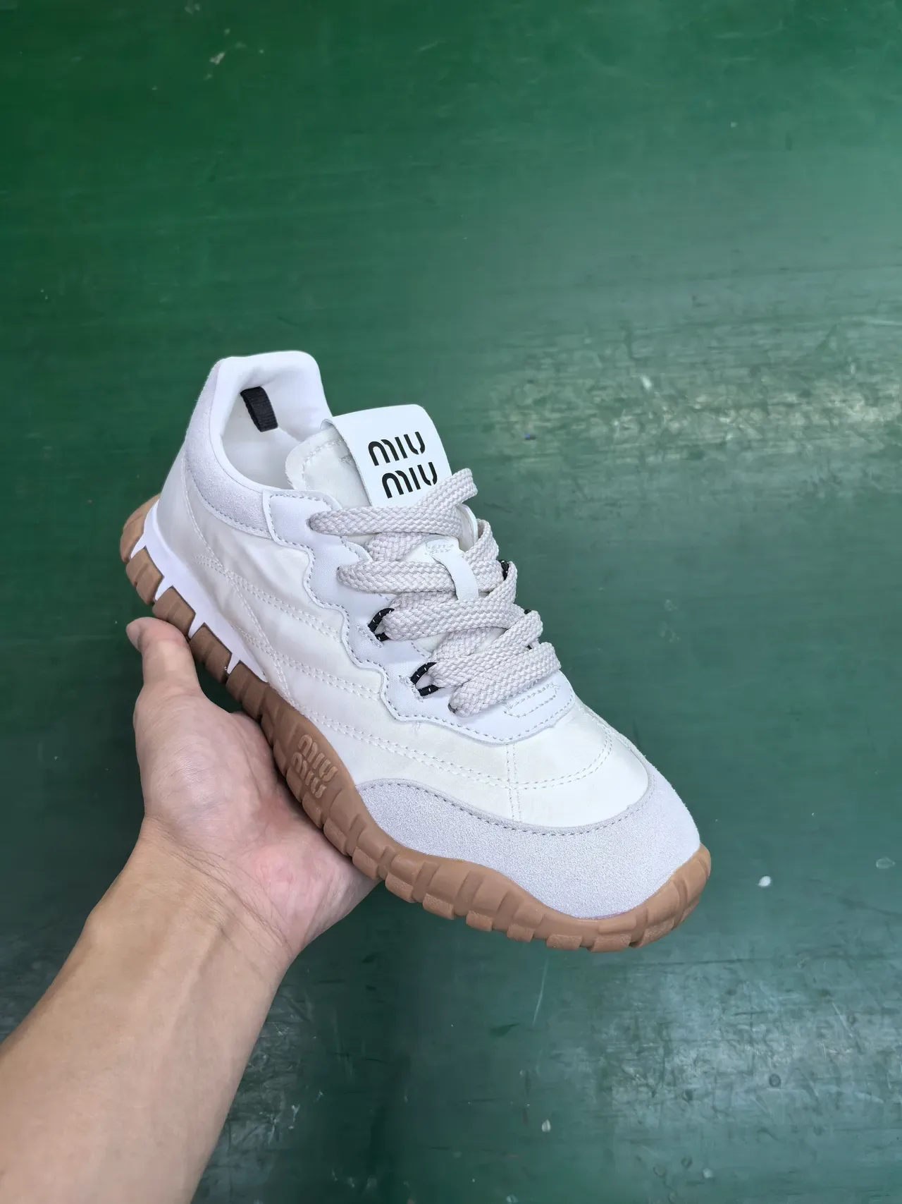 Miu Miu Wander Off-White 和 Beige 生活方式运动鞋 2