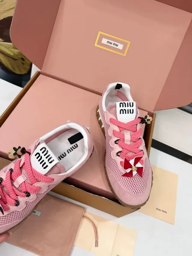 Miu Miu Wander حذاء لايف ستايل وردي شبك وسويد 2