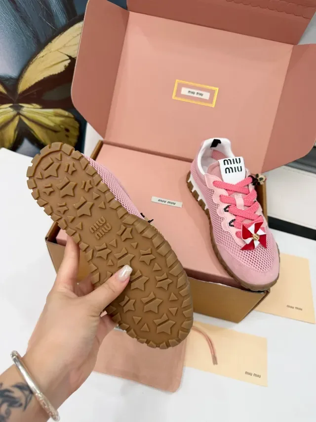 Miu Miu Wander حذاء لايف ستايل وردي شبك وسويد 3
