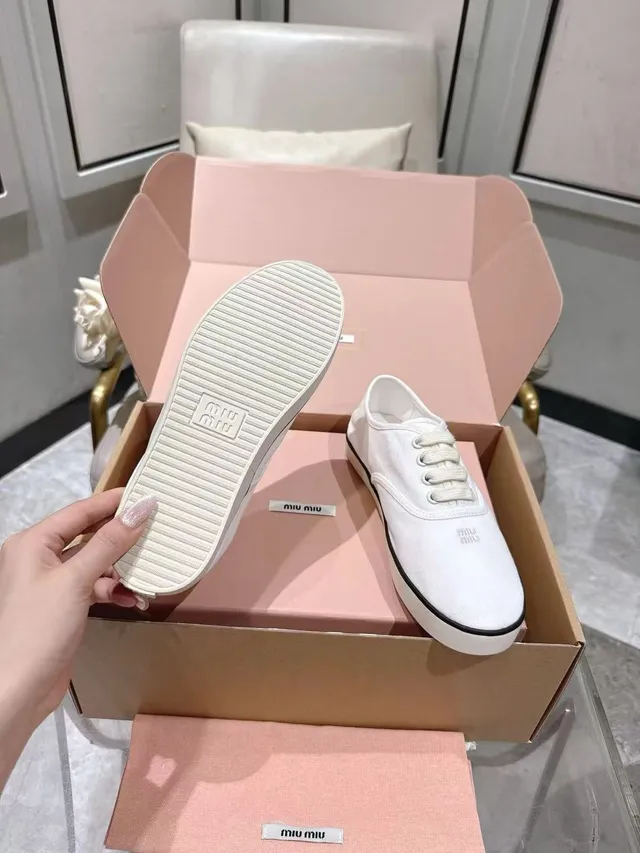 Miu Miu Wander 白黑低帮帆布鞋 2