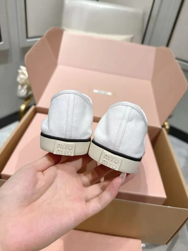 Miu Miu Wander 白黑低帮帆布鞋 3