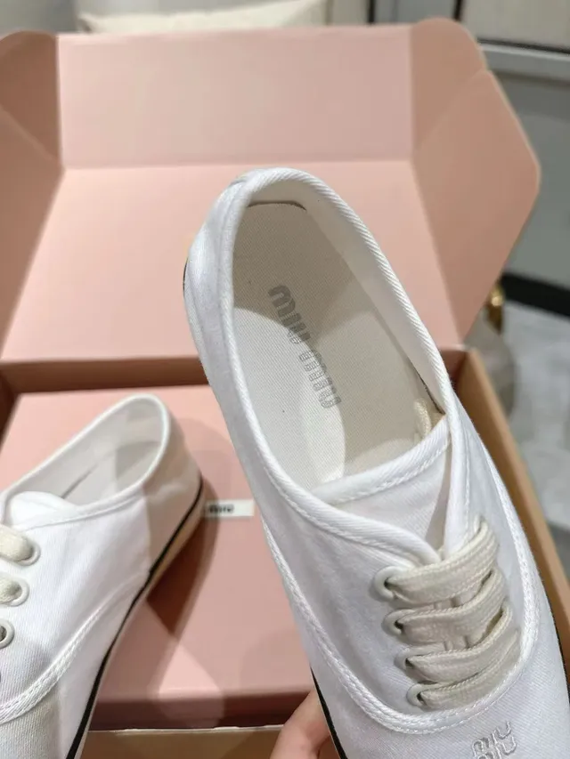 Miu Miu Wander 白黑低帮帆布鞋 4
