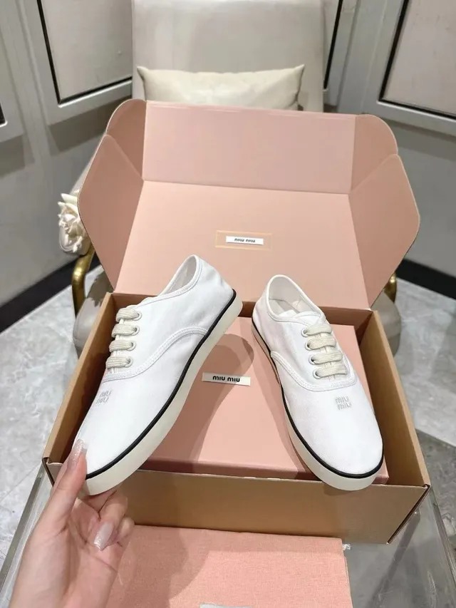Miu Miu Wander 白黑低帮帆布鞋 5