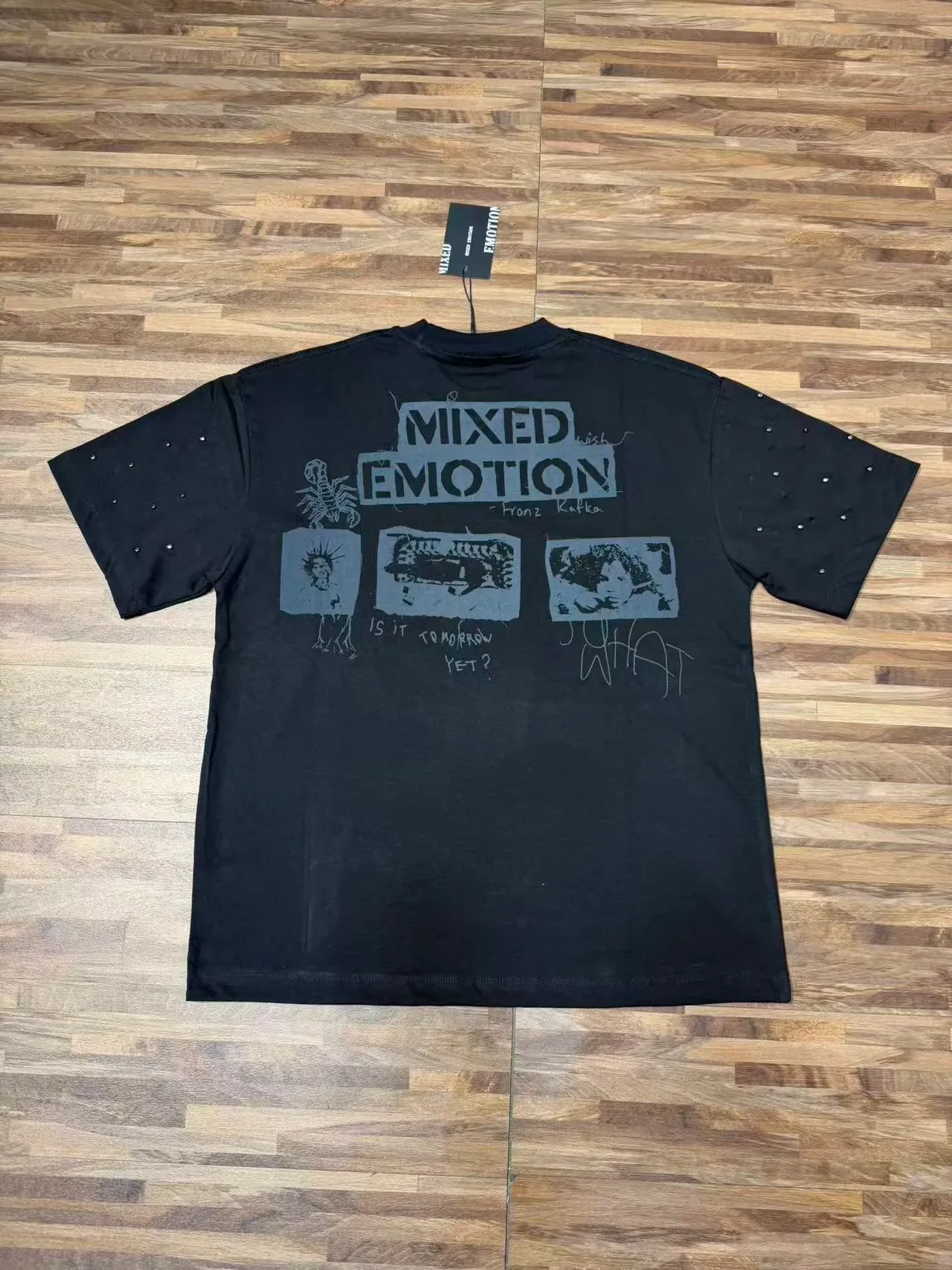 Mixed Emotion काला ग्रे ग्राफिक प्रिंट स्टडेड स्लीव्स टी-शर्ट 7
