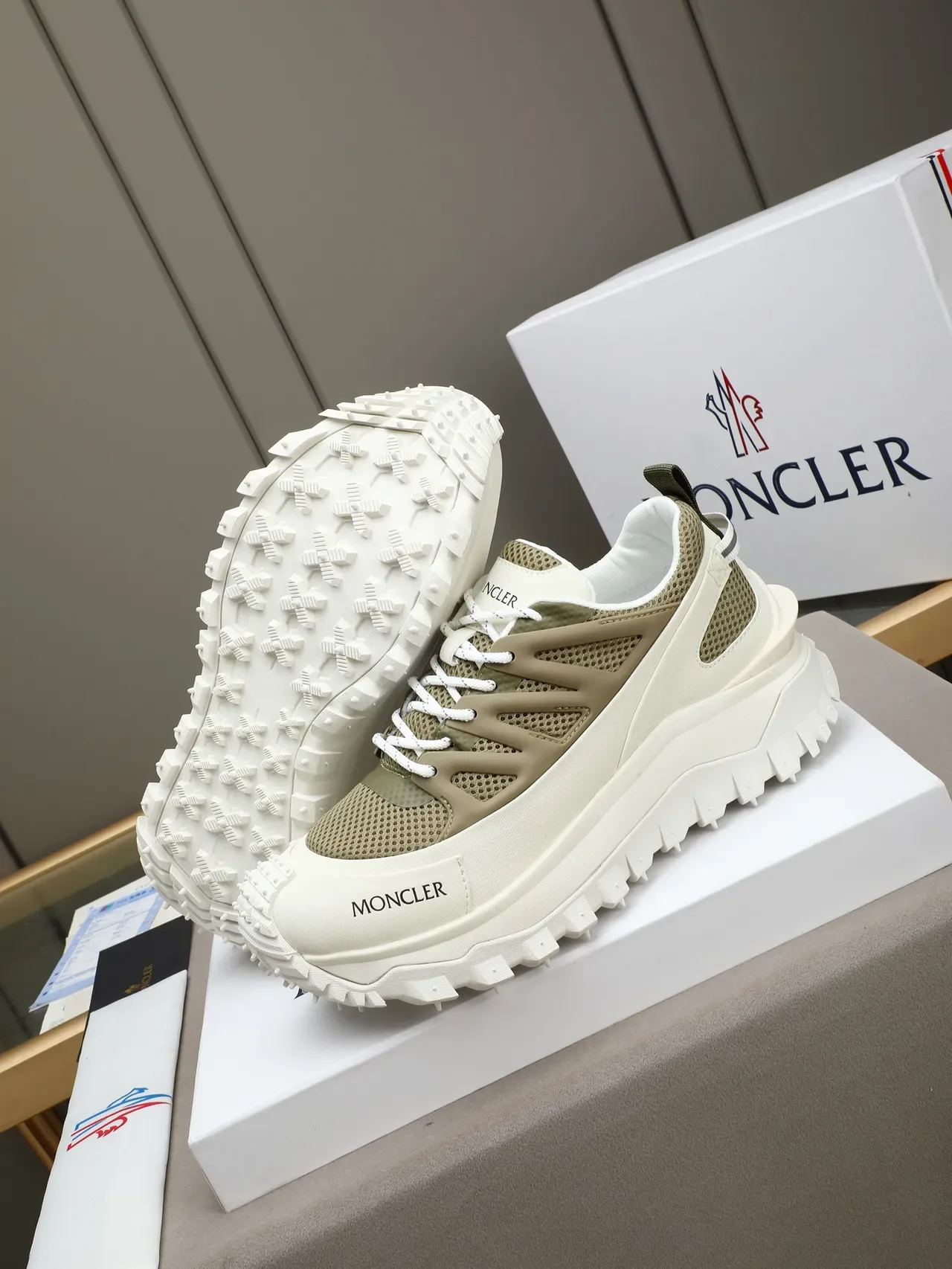 Moncler বেইজ আর্মি গ্রীন চংকি সোল মেশ এবং সিন্থেটিক ওভারলে স্নিকার্স 4