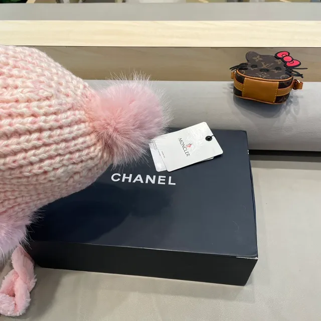 Moncler भूरा सफेद मोटा रोबट बुना हुआ फर से सज्जित किनारा वाली बीनि 8