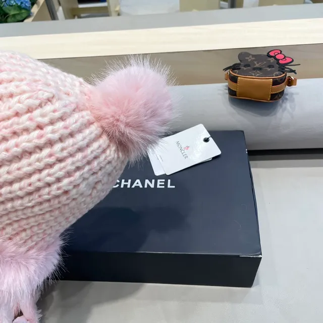 Moncler भूरा सफेद मोटा रोबट बुना हुआ फर से सज्जित किनारा वाली बीनि 9