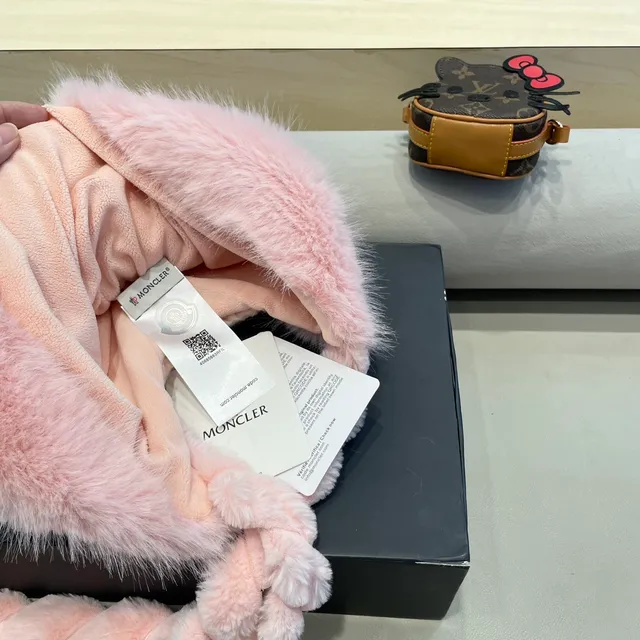 Moncler भूरा सफेद मोटा रोबट बुना हुआ फर से सज्जित किनारा वाली बीनि 10