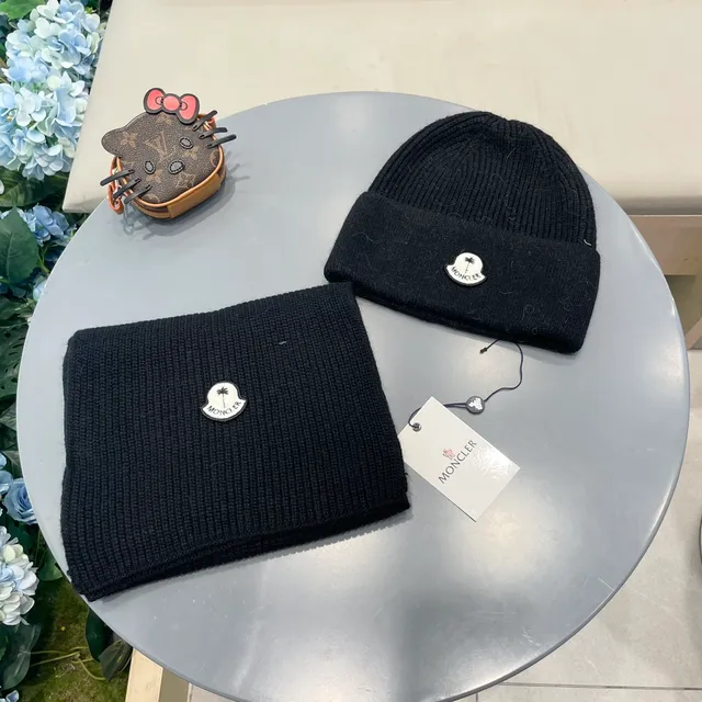 Moncler Écharpe en Cachemire Noire Tricotée à Côtes avec Insigne de Logo Métal 2