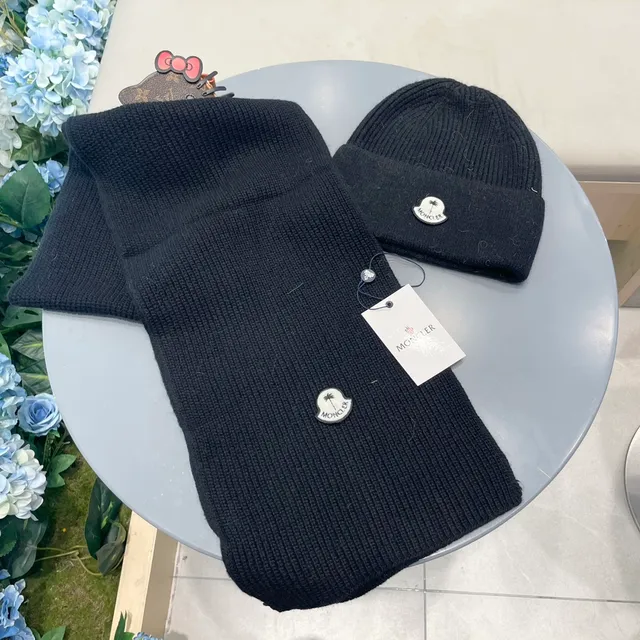 Moncler Écharpe en Cachemire Noire Tricotée à Côtes avec Insigne de Logo Métal 3