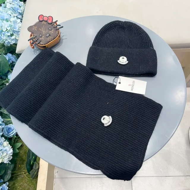 Moncler Écharpe en Cachemire Noire Tricotée à Côtes avec Insigne de Logo Métal 4